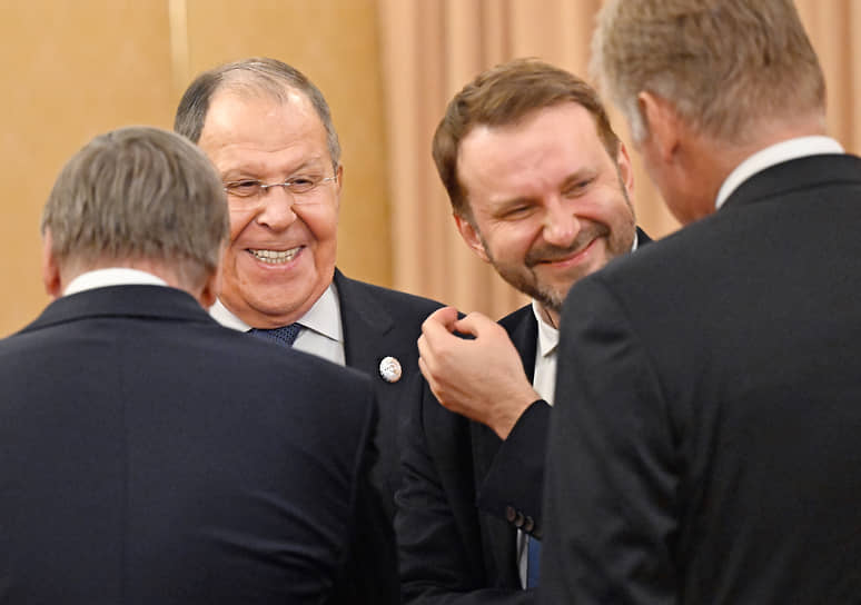 Слева направо: помощник президента РФ Юрий Ушаков, глава МИД РФ Сергей Лавров, замруководителя АП Максим Орешкин и пресс-секретарь президента Дмитрий Песков в резиденции «Дяоюйтай» в Пекине