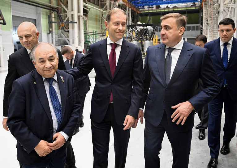 Министр финансов Антон Силуанов, первый вице-премьер Денис Мантуров, секретарь Госсовета Алексей Дюмин и министр промышленности и торговли Антон Алиханов в гостях у академика Александра Иноземцева (второй слева).