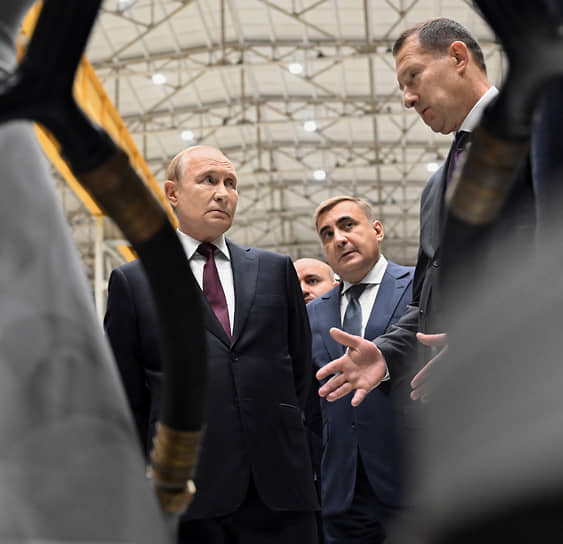 Владимир Путин, Алексей Дюмин и Денис Мантуров изучают отечественное двигателестроение