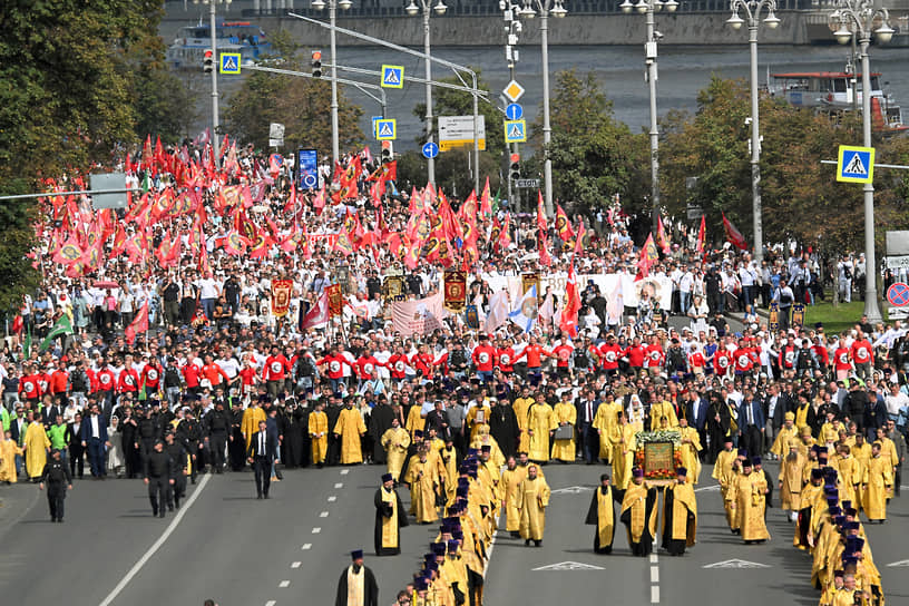 Общемосковский крестный ход был приурочен ко дню празднования Собора Московских святых