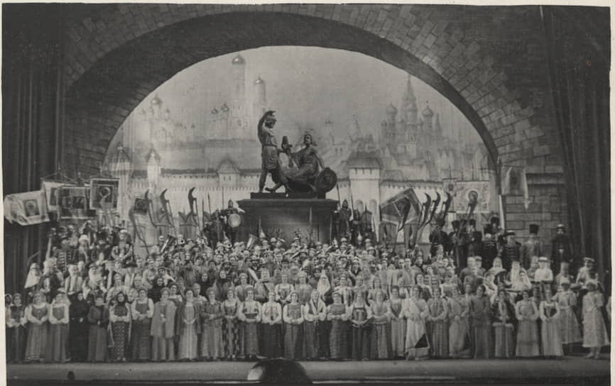 В 1930-е на сцену Большого вернулась идеологизированная имперская пышность (на фото — финал «Ивана Сусанина», 1939)