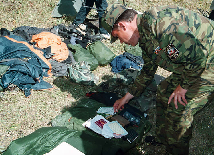 С февраля 2001 года Валерий Герасимов был командующим 58-й общевойсковой армией в Северо-Кавказском военном округе&lt;br>
На фото: господин Герасимов осматривает вещи убитых в Ингушетии боевиков, 2002 год