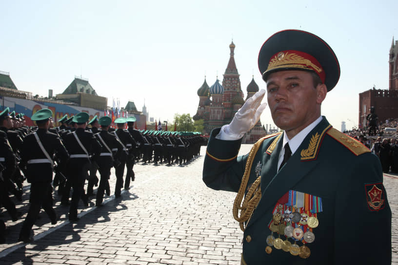 Командующий Московским военным округом Валерий Герасимов на параде Победы на Красной площади, 2009 год