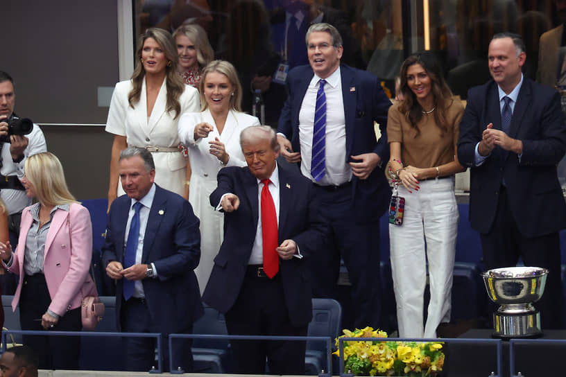 Президент США Дональд Трамп (в центре)