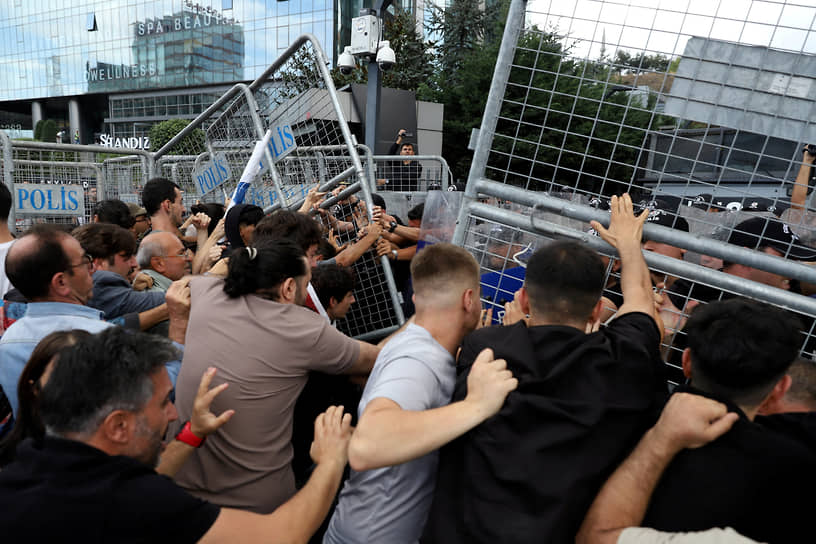 Сторонники оппозиционной Народной Республиканской партии (НРП) пытаются пройти к стамбульскому региональному отделению партии