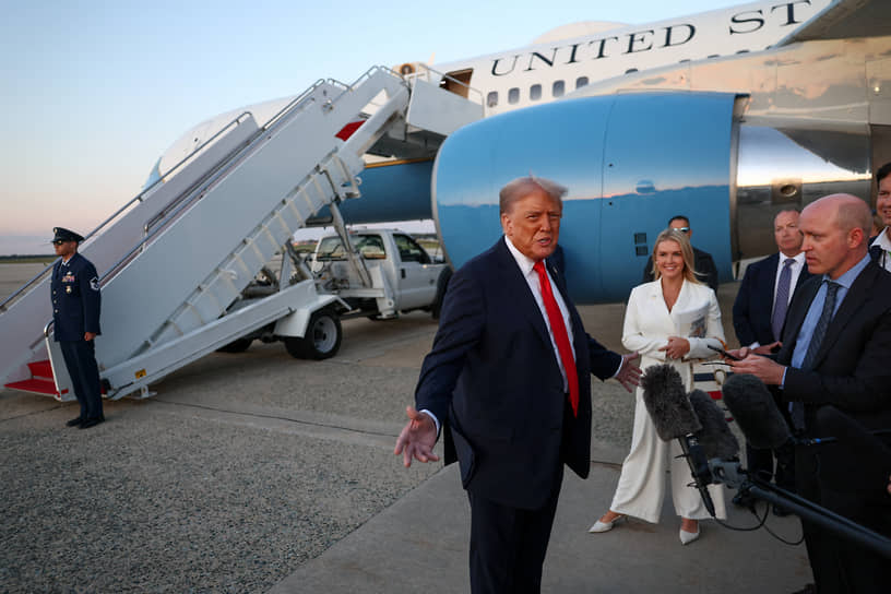 Президент США Дональд Трамп (в центре) на военной базе Эндрюс