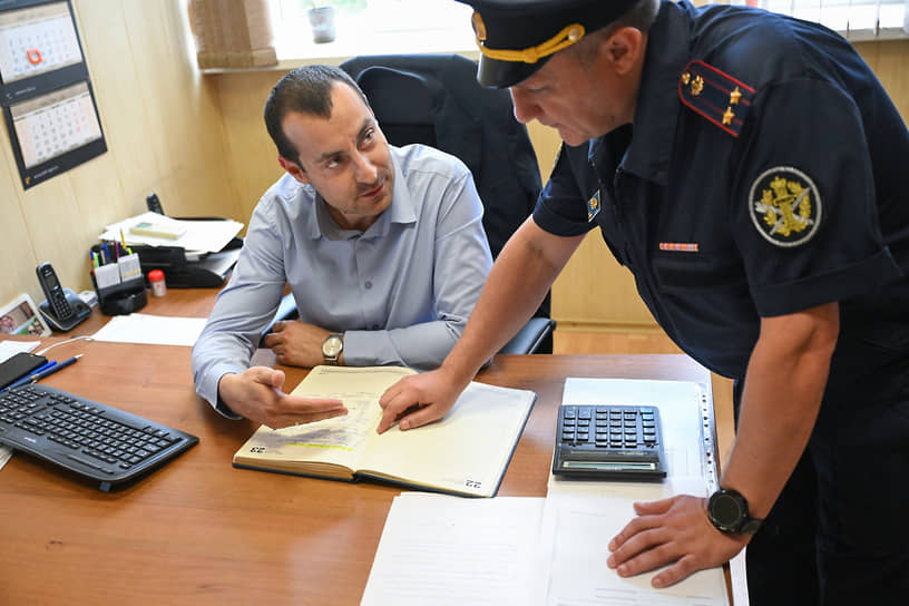 Исполнительный директор ПАО «Гофрон» Алексей Белодворцев (слева)