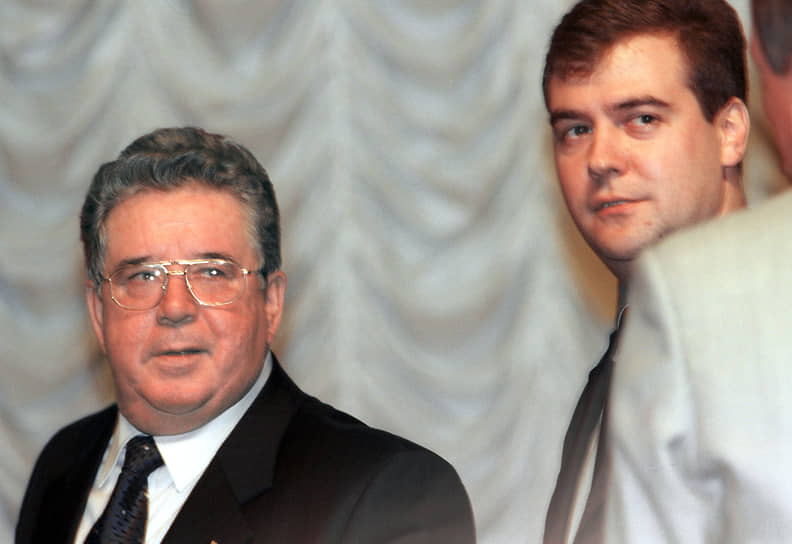 30 июня 2000 года стал председателем совета директоров «Газпрома». В 2001-2002 годах был заместителем председателя этого органа, в 2002 году вновь возглавил совет директоров газовой корпорации&lt;br>
На фото: с главой «Газпрома» Рэмом Вяхиревым (слева), 2000 год