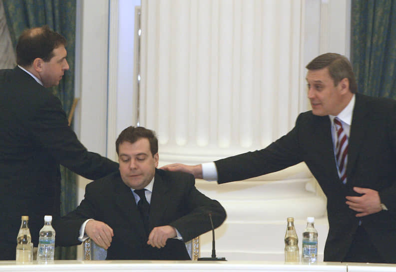 Советник президента России по экономическим вопросам Андрей Илларионов (слева, признан иностранным агентом), замглавы администрации президента Дмитрий Медведев (в центре) и председатель правительства Михаил Касьянов (признан иностранным агентом), 2003 год