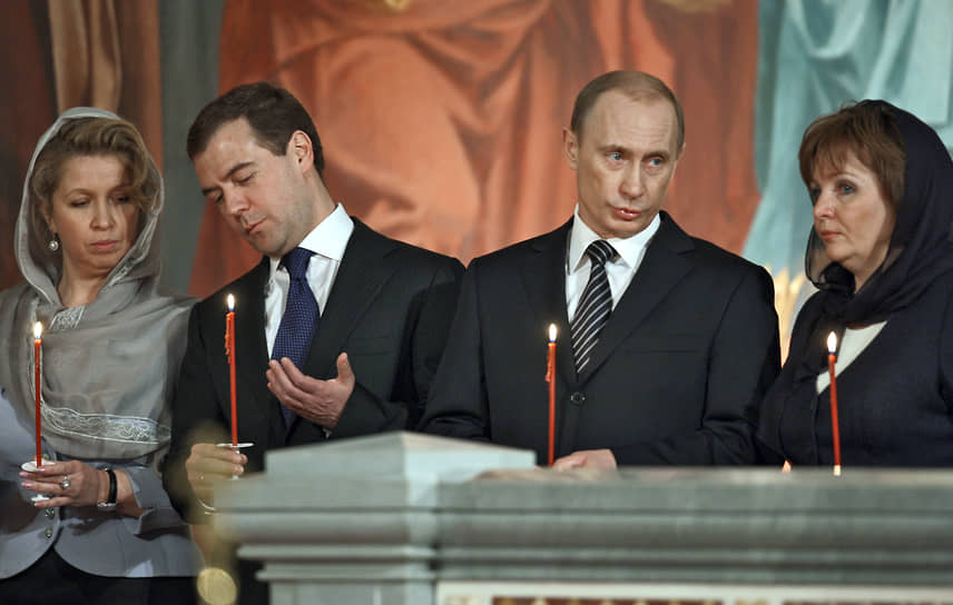 Первый зампред правительства Дмитрий Медведев (второй слева) со своей супругой Светланой (слева) и президент Владимир Путин со своей супругой Людмилой на пасхальной литургии в храме Христа Спасителя, 2008 год 
