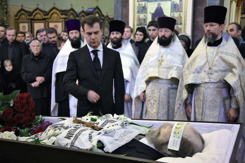 Президент Дмитрий Медведев во время отпевания писателя Александра Солженицына в Большом соборе Донского монастыря, 2008 год