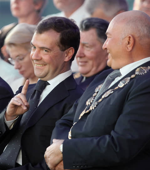 Президент Дмитрий Медведев и мэр столицы Юрий Лужков (справа) на праздновании Дня города Москвы, 2008 год 