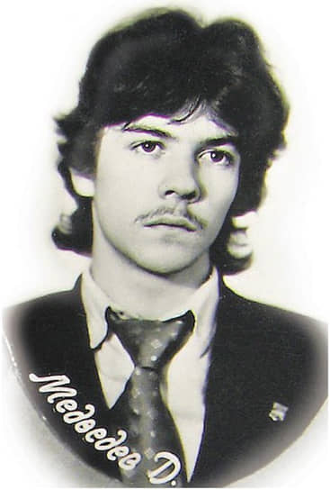 Дмитрий Медведев родился 14 сентября 1965 года в Ленинграде. В 1987-м окончил юрфак Ленинградского госуниверситета, одним из его преподавателей был Анатолий Собчак. В середине 1990-х был советником первого заместителя мэра Санкт-Петербурга Владимира Путина