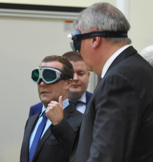 Премьер-министр Дмитрий Медведев и зампред правительства Дмитрий Рогозин (справа) во время посещения предприятия «Авиастар-СП», 2017 год