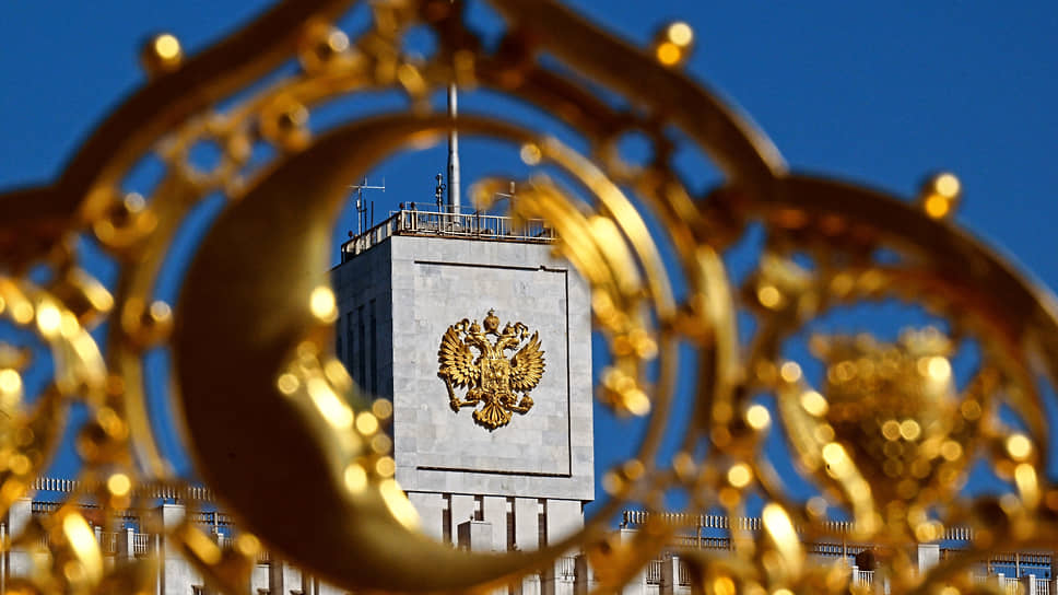 Герб на здании правительства России