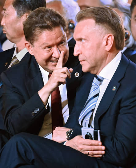 Председатель правления «Газпром» Алексей Миллер (слева) и глава госкорпорации ВЭБ.РФ Игорь Шувалов на Санкт-Петербургском международном форуме объединенных культур
