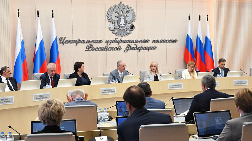 Глава ЦИКа Элла Памфилова в информационном центре 