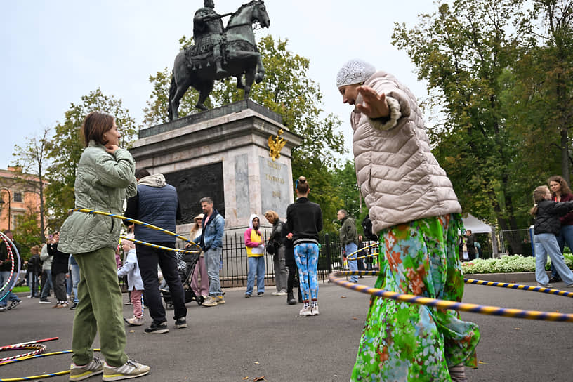 В фестивале «Без границ — детям» принимают участие около 400 артистов из 26 цирковых студий Санкт-Петербурга и Ленинградской области