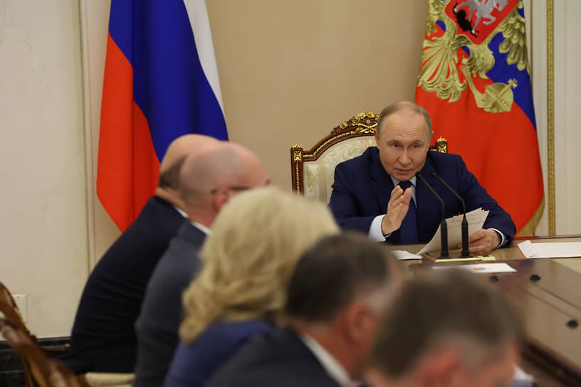 Президент России Владимир Путин во время совещания
