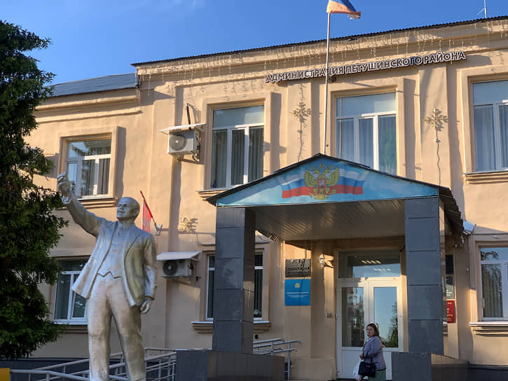 Администрацию города украшает памятник вождю