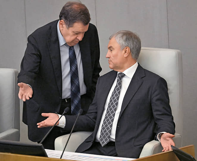 Председатель комитета Госдумы по бюджету и налогам Андрей Макаров (слева) и председатель Госдумы Вячеслав Володин во время пленарного заседания