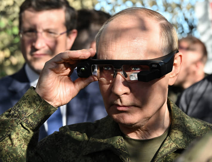 Президент России Владимир Путин (в центре) во время осмотра вооружения, военной и специальной техники на территории военного полигона «Мулино» в Нижегородской области