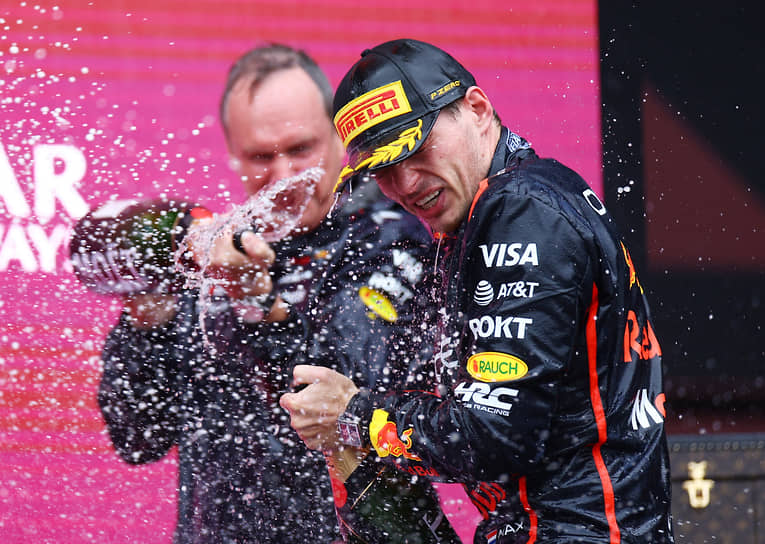 Макс Ферстаппен (справа) из Red Bull празднует победу на подиуме Гран-при Азербайджана вместе с главным инженером Red Bull Полом Монаганом