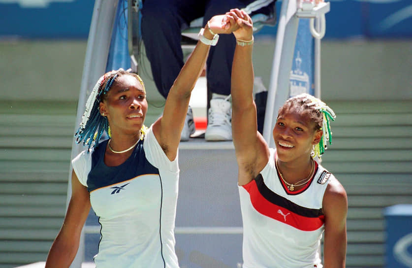 В 1998 году в паре с сестрой Винус Уильямс (слева) Серена завоевала первые в карьере титулы в турнирах WTA. Они стали третьей в истории тенниса парой сестер, которые выиграли турнир такого уровня. Сестры неоднократно встречались на корте также как соперницы — так, в 2002 году в Париже Серена обыграла Винус в финале Открытого чемпионата Франции
