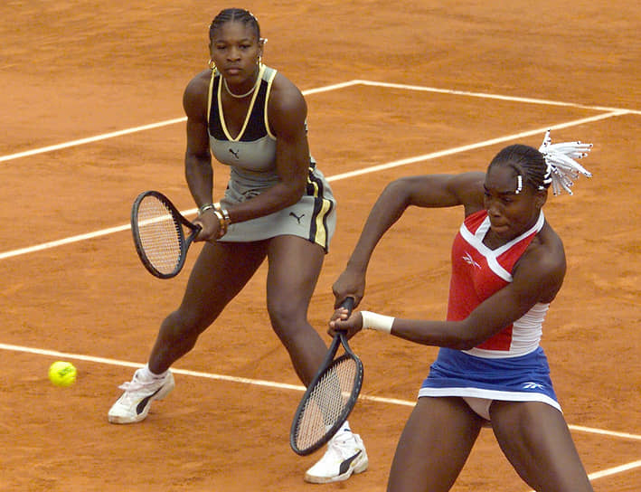 Серена и Винус стали первыми в истории профессиональных рейтингов сестрами, которые одновременно заняли первые две строчки в мировой турнирной таблице. А в 2003 году они сошлись в финалах всех четырех турниров Большого шлема. &lt;br>На фото: Сестры Уильямс в финале женского парного разряда на Открытом чемпионате Франции по теннису в Париже, 1999 год