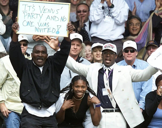 Ричард Уильямс (слева), его дочь Серена и спортивный агент Лиланд Харди (справа) празднуют победу Винус Уильямс, которая обыграла действующую чемпионку Линдси Дэвенпорт в финале Уимблдона, 2000 год