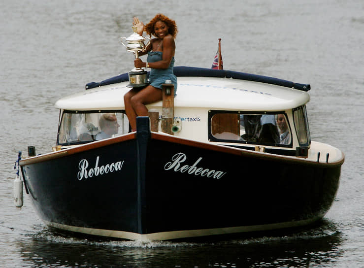 В своей автобиографии Серена Уильямс особенно отмечает сезон 2002–2003 годов. В этот период 19-летняя спортсменка рассталась с известным футболистом, которого в книге называет «Такой-то и такой-то» (англ.— So-and-So). Это, по собственному признанию Уильямс, добавило ей спортивной злости — она поднялась на первую строчку мирового рейтинга, выиграв все турниры Большого шлема. Эту серию она назвала «Шлем Такого-то и такого-то». Однако сезон закончился для нее серьезной травмой левого колена, потребовалась операция