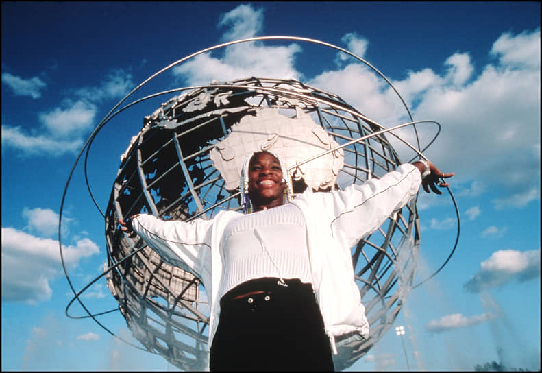 Серена Уильямс родилась в Мичигане. Ее сестра Винус на 15 месяцев старше. В детстве Серену называли Мика (Meeka — ласкательно-уменьшительное от ее второго имени Jameka). Когда девочке было 9 лет, семья переехала в Калифорнию, где Серена и Винус начали заниматься теннисом