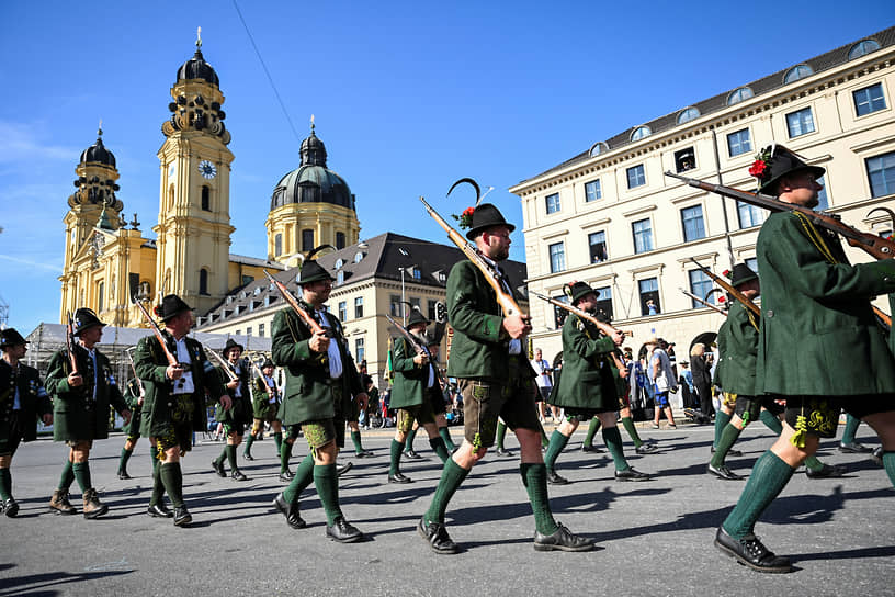 В этом году проходит музыкальный фестиваль A Liad fur d&#39;Wiesn, на котором выступают немецкие музыканты
