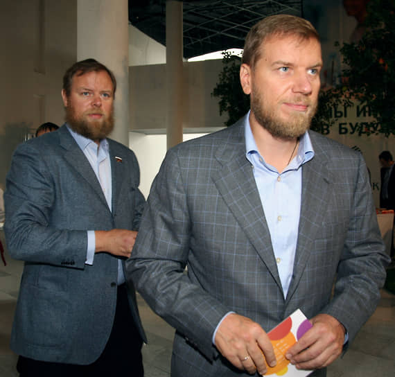 В январе 2021 года один из бывших владельцев Банка ПСБ &lt;B>Дмитрий Ананьев&lt;/B> (на фото слева) был признан банкротом по иску зерновой компании «Настюша». Позже в реестр кредиторов был включен ПСБ, сумма долга составила &lt;B>89,7 млрд руб.&lt;/B> В 2024-м банкротом признали второго экс-совладельца ПСБ &lt;B>Алексея Ананьева&lt;/B> (справа). Требования в размере &lt;B>91,2 млрд руб.&lt;/B> предъявлял все тот же ПСБ. Еще в 2017-м братья были &lt;A HREF=&quot;https://www.kommersant.ru/doc/3534667&quot;>обвинены&lt;/A> в хищениях, позже против них были возбуждены новые уголовные дела. Объявлены в международный розыск, заочно &lt;A HREF=&quot;https://www.kommersant.ru/doc/4088390&quot;>арестованы&lt;/A> в 2019 году
