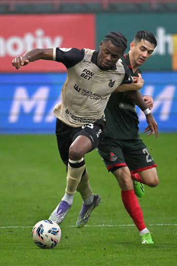 Момент матча между командами «Локомотив» и «Рубин»