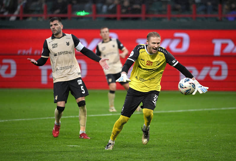 Момент матча между командами «Локомотив» и «Рубин»