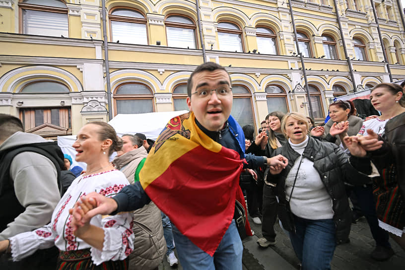 Очередь у избирательного участка в Москве