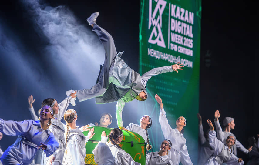 Участники концертной программы во время выступления на международном форуме «Kazan Digital Week» в Казани