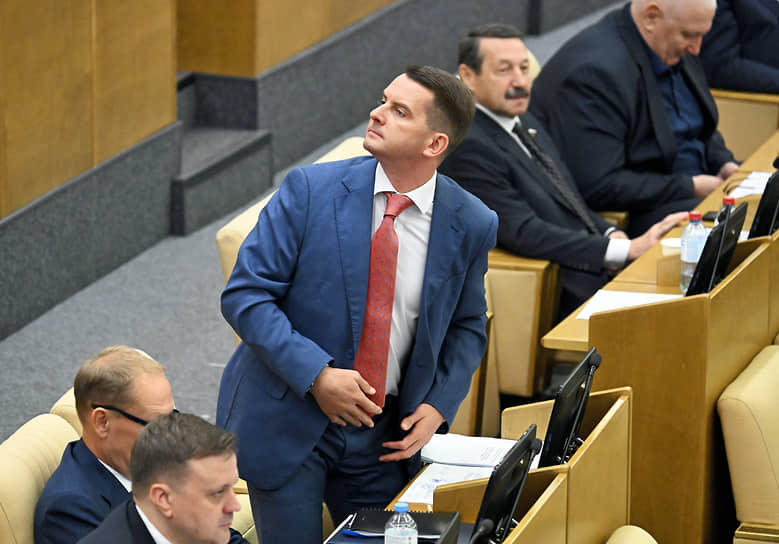 Председатель комитета по труду, социальной политике и делам ветеранов Ярослав Нилов (в центре)