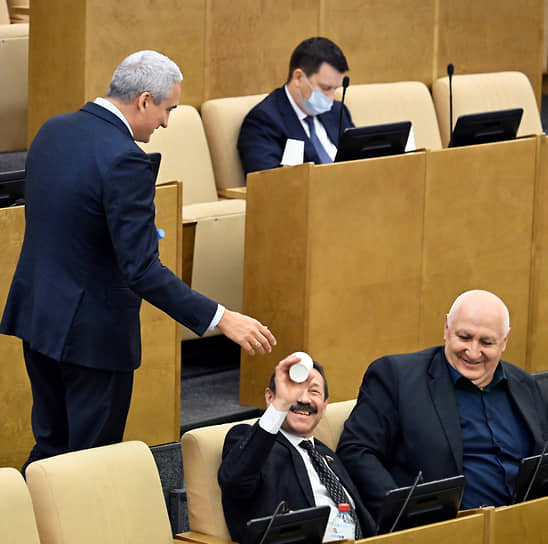 Слева направо: зампред комитета по охране здоровья Евгений Нифантьев, зампред комитета по промышленности и торговле Геннадий Скляр и член комитета по бюджету и налогам Мурат Хасанов