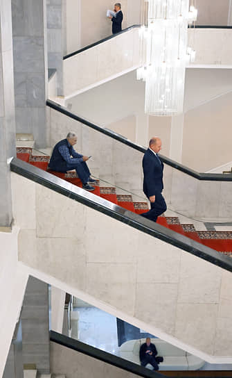Депутаты в перерыве между заседаниями 