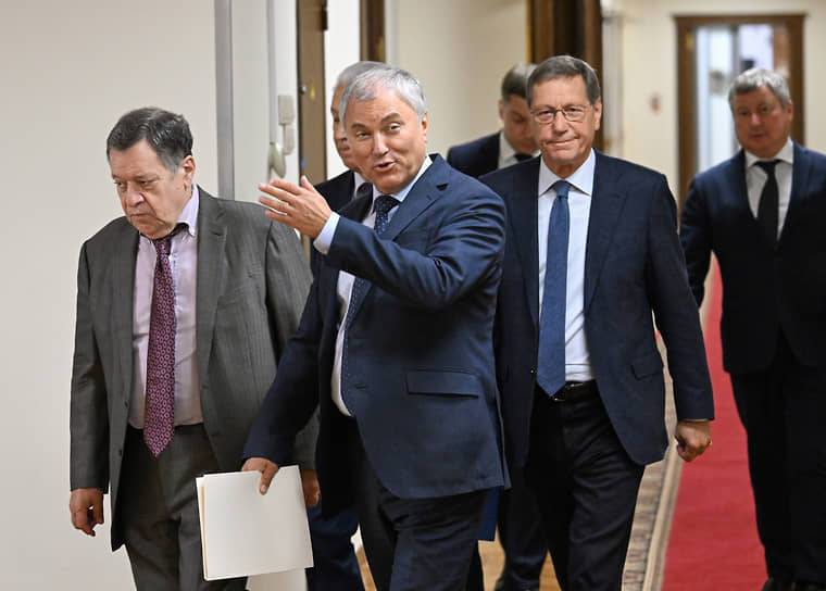 Слева направо: председатель комитета по бюджету и налогам Андрей Макаров, председатель Госдумы Вячеслав Володин и его первый заместитель Александр Жуков перед началом заседания