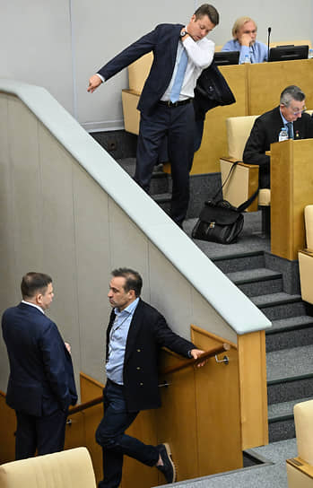 Депутаты на пленарном заседании