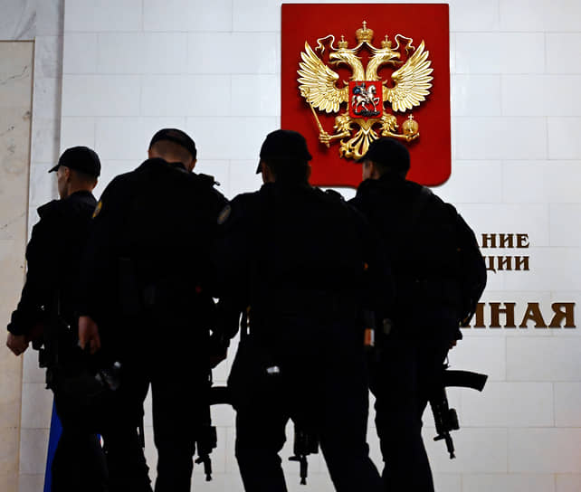 Сотрудники безопасности в здании Госдумы