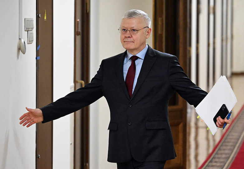 Председатель комитета по безопасности и противодействию коррупции Василий Пискарев перед началом заседания