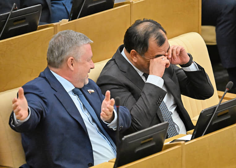 Член комитета по обороне Георгий Карлов (слева) и первый зампред комитета по вопросам собственности, земельным и имущественным отношениям Сергей Тен