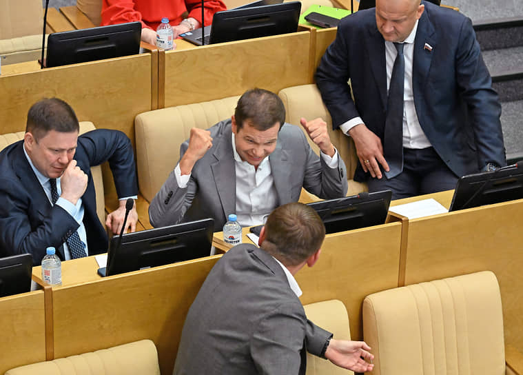 Член комитета по вопросам собственности, земельным и имущественным отношениям Андрей Дорошенко (в центре) и член комитета по транспорту и развитию транспортной инфраструктуры Олег Гарин (справа)