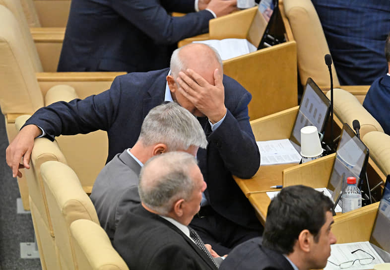 Первый зампред комитета по делам национальностей Ильдар Гильмутдинов (в центре)