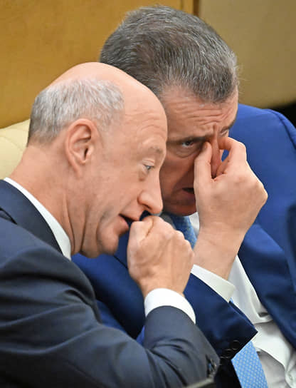 Зампред Госдумы Александр Бабаков (слева) и председатель ЛДПР Леонид Слуцкий 