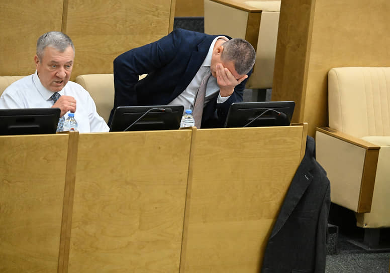 Член комитета по региональной политике и местному самоуправлению Андрей Гурулев (слева) 